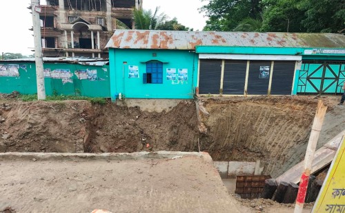 ব্রিজের মুখে ঘর নির্মাণ করেছেন ডাক্তার মোঃ হোসেন