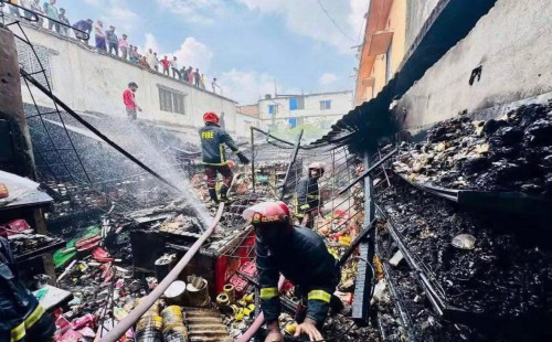 চৌদ্দগ্রাম বাজারে ডিপার্টমেন্টাল ষ্টোরে ভয়াবহ অগ্নিকান্ড মালামাল পুড়ে ছাঁই, কোটি টাকার ক্ষয়ক্ষতি