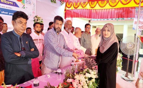মুন্সীরহাট আলী আজম স্কুল এন্ড কলেজ জিপিএ-৫ পাওয়া শিক্ষার্থীদের সংবর্ধনা