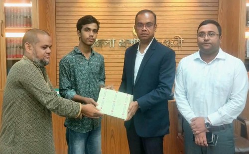 দাগনভূঞার মেধাবী শিক্ষার্থর পাশে ফেনীর ডিসি