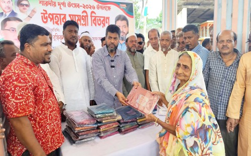 ফুলগাজীর ৩৪ পূজামণ্ডপে আর্থিক অনুদান দিলেন এমপি মজনু