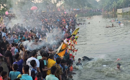 ফেনীতে আনন্দাশ্রুর মধ্যদিয়ে প্রতিমা বিসর্জন