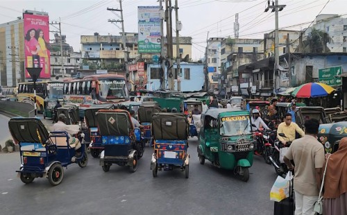 অটোরিকশার দাপটে অসহায় সিএনজি চালকরা