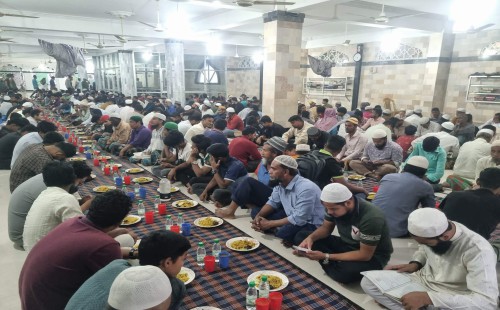ফেনীর জহিরিয়া মসজিদের ইফতারে প্রতিদিন অংশ নিচ্ছেন সহস্রাধিক রোজাদার