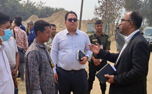 ধুলোবালির জনদূর্ভোগ  সাহেবেরঘাট এলাকা পরিদর্শন করেছেন এডিসি রেভিনিউ