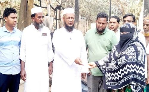 ফুলগাজী ও ছাগলনাইয়ায় অগ্নিকান্ডে ক্ষতিগ্রস্ত  পরিবারের পাশে জামায়াত আমীর