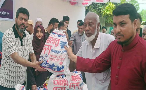 ছাগলনাইয়ায় গরীব দুস্থদের মাঝে ইফতার সামগ্রী বিতরণ