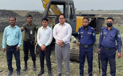 খাস জমি জবরদখল   ৩ স্কেভেটর বিনষ্ট করলো প্রশাসন