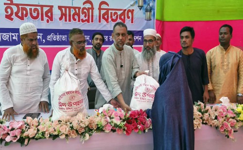 ফরহাদ নগরে ৬’শ অসহায় পরিবারে মুখে হাসি   অহিদের রহমান ফাউন্ডেশন’র ঈদ উপহার