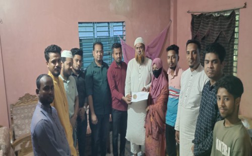 বালিগাঁওয়ে শহীদ মোস্তফা মুনিরের পরিবারের পাশে স্বেচ্ছাসেবক দলের নেতা দোলন