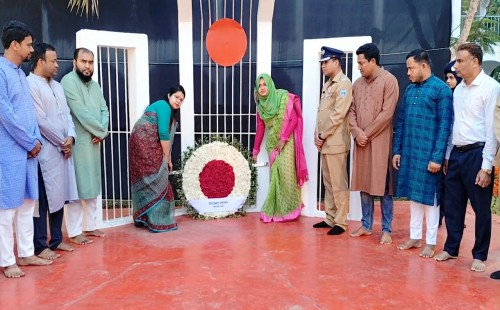 ফুলগাজীতে মহান স্বাধীনতা দিবসে পুষ্পস্তবক অর্পণ