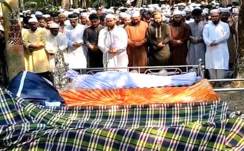 একই কবরস্থানে চারজনের দাফন  সড়কে নিভে গেল মুফতি মমিনের পরিবার