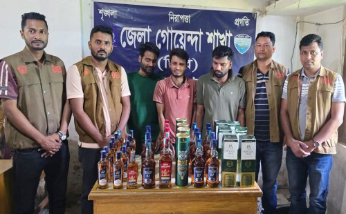 শয়ন কক্ষে মদের আস্তানা   ৩৯ বোতল বিদেশি মদসহ গ্রেপ্তার-৩