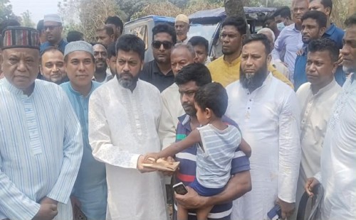 ছাগলনাইয়া অগ্নিকাণ্ডে ক্ষতিগ্রস্তদের মাঝে এমপি মজনুর সহায়তা