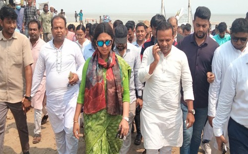 ঈদের আগেই বাড়ছে ফেরি   হাতিয়ার যোগাযোগ ব্যবস্থায় পরিবর্তনের আভাস