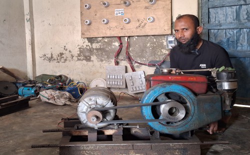 জ্বালানি সাশ্রয়ী জেনারেটর উদ্ভাবন করে  তাক লাগিয়েছেন ফেনীর যুবক মান্নান  স্বীকৃতি মেলেছে বুয়েট ও শিল্পমন্ত্রণালয়ের