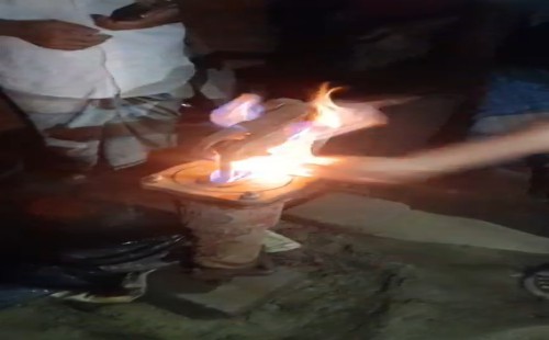 নোয়াখালীতে টিউবওয়েলে জ্বলছে আগুন!