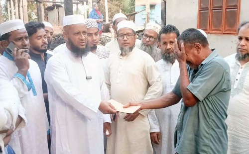 পরশুরামে অগ্নিকাণ্ডে ক্ষতিগ্রস্ত পরিবারকে জামায়াতের অর্থ সহায়তা