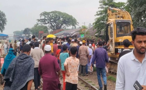 ফেনী রেলগেইটে অবৈধ স্থাপনা উচ্ছেদ অভিযান  প্রশ্নের জবাব এড়িয়ে রেল কর্মকর্তা