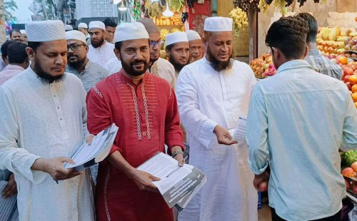 ফেনীতে গণভোটের রায় বাস্তবায়নের দাবিতে   জামায়াত সহ ১১ দলের লিফলেট বিতরণ