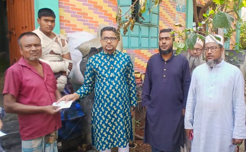 পরশুরামে অগ্নিকাণ্ডে ক্ষতিগ্রস্ত ২ পরিবারকে   এডভোকেট এমদাদ’র সহায়তা