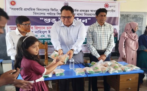 শিক্ষার্থীদের ঝরে পড়া রোধে  সোনাগাজীতে প্রাথমিক বিদ্যালয়ে  সিদ্ধ ডিম, বনরুটি, কলা বিতরণ