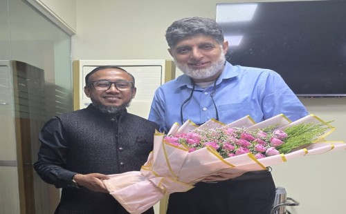 আহসান খান চৌধুরীকে ফুল দিয়ে অভিনন্দন ও শুভেচ্ছা জানাচ্ছেন বাংলাদেশ এগ্রো প্রসেসরস এসোসিয়েশন (বাপা)’র নির্বাহী কমিটির সদস্য ও স্টার লাইন গ্রুপের পরিচালক মাঈন উদ্দিন।