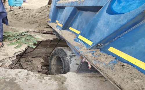 নিষেধাজ্ঞা অমান্য করে বালু পরিবহন   কোম্পানীগঞ্জে ট্রাকের চাপে ব্রিজ বিধ্বস্ত