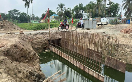 ছাগলনাইয়ায় অনিয়মের অভিযোগে নির্মাণকাজ বন্ধ