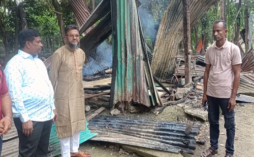 মাটি কাটাকে কেন্দ্র করে   ছাত্রদল নেতার ঘরে আগুনের অভিযোগ