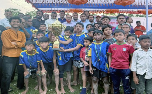 চৌদ্দগ্রামে প্রাবি গোল্ডকাপ ফুটবল টূর্ণামেন্ট’র পুরস্কার বিতরণ