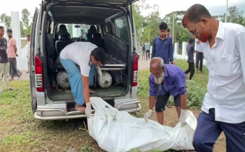 শ্বশুর বাড়িতে যাওয়ার পথে মৃত্যু  কবর দেয়ার ২৩ দিন পর লাশ উত্তোলন