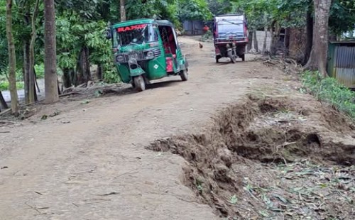 মুহুরী নদীর ক্ষতিগ্রস্ত বেড়িবাঁধ   মেরামত না হওয়ায় আতঙ্কে নদীপাড়ের মানুষ
