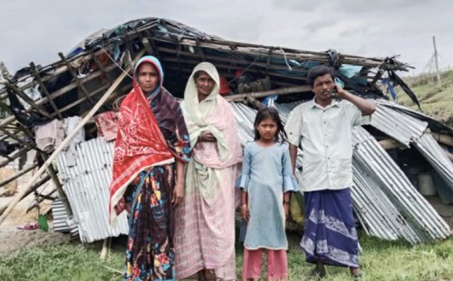 নোয়াখালীতে ঝড়ে লন্ডভন্ড কৃষক’র বসতঘর   খোলা আকাশের নিচে দিন-রাত!