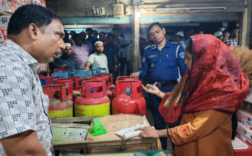 বসুরহাটে ৪ সিলিন্ডার গ্যাস ব্যবসায়ীকে মোবাইল কোর্টে জরিমানা