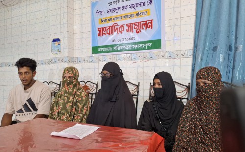 পারিবারিক বিরোধের জের  ছাগলনাইয়ায় সত্তরোর্ধ পিতাকে অস্ত্র দিয়ে  ফাঁসানোর অভিযোগ দুই ছেলের বিরুদ্ধে!