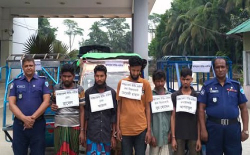 গ্যারেজে চলছিল চোরাই অটোরিকশার বেচাকেনা, গ্রেপ্তার-৫