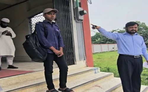 মিরসরাইয়ে প্রকাশ্যে ধুমপান করে সামাজিক যোগাযোগ মাধ্যমে প্রচার, কলেজ ছাত্র বহিষ্কার