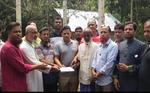 চৌদ্দগ্রামে অগ্নিকান্ডে ক্ষতিগ্রস্ত পরিবারকে বিএনপির নেতার আর্থিক অনুদান প্রদান