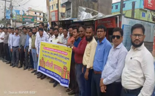 ছাগলনাইয়ায় ঔষধ কোম্পানির প্রতিনিধিদের মানববন্ধন