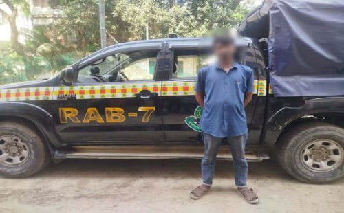 ফেনীতে ১৭ হাজার ৪১৫ পিস ইয়াবাসহ গ্রেপ্তার-১  পিক আপ ভ্যান জব্দ