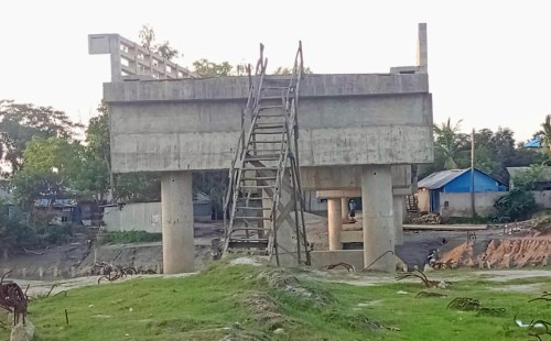 দাগনভূঞা ৯ কোটির সেতুতে উঠতে হয় মই দিয়ে