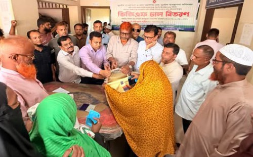 চৌদ্দগ্রামে ৬৬৮ পরিবারের মাঝে ভিজিএফ চাল বিতরণ