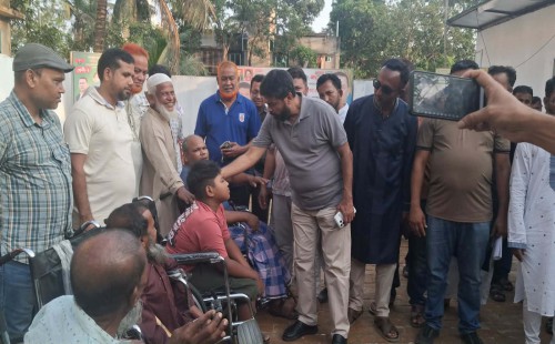 ছাগলনাইয়ায় এমপি মজনু’র হুইলচেয়ার বিতরণ