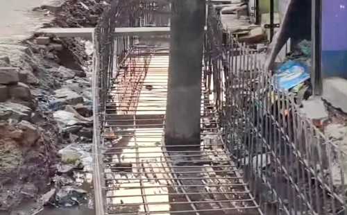 ফুলগাজীতে বিদ্যুতের খুঁটি অপসারন না করে   ড্রেন নির্মাণের কাজ চলছে   জনমনে অসন্তোষ