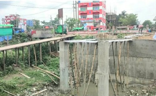 অস্থায়ী অনুমতির আড়ালে স্থায়ী ব্রিজ!  পানি প্রবাহে বাধা, প্রশ্নের মুখে জেলা পরিষদ