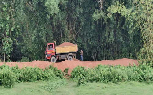 কহুয়া নদীর ভারতীয় অংশে বাঁধ নির্মাণ সম্পন্ন হচ্ছে   চরম ঝুঁকিতে পরশুরামের কোলাপাড়া সীমান্ত