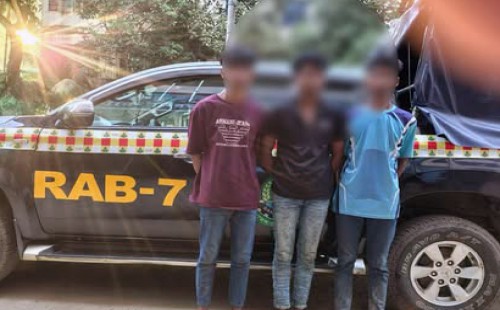 র‌্যাবের পৃথক অভিযান  চৌদ্দগ্রামে পিকআপভর্তি ভারতীয় শাড়ি ও মাদকসহ আটক ৪