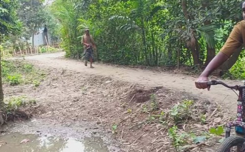 সিন্দুরপুরে সড়ক সংস্কার কাজে অনিয়মের অভিযোগ