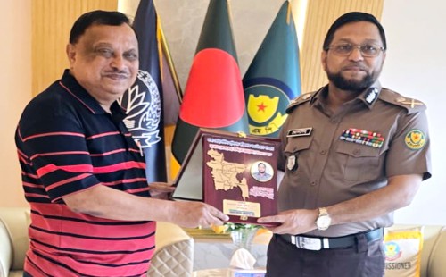 ডিএমপি কমিশনার মোসলেহ উদ্দিন আহমদে-এর  সাথে আমার কাগজ সম্পাদকের সৌজন্য সাক্ষাৎ